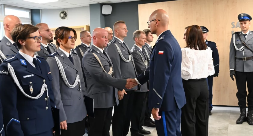 Święto Policji. Uroczysty apel, gratulacje i awanse na wyższe stopnie w Komendzie Powiatowej
