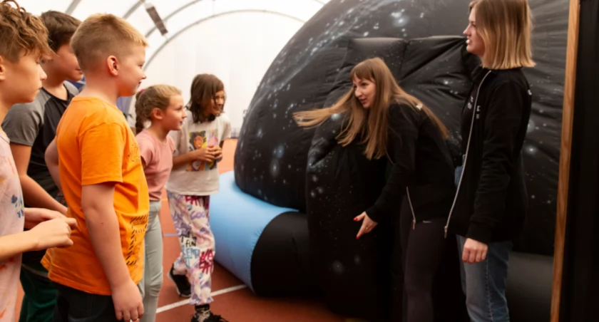  Czy w kosmosie żyją węże? Mobilne planetarium Kopernika w Ładzicach i Gomunicach