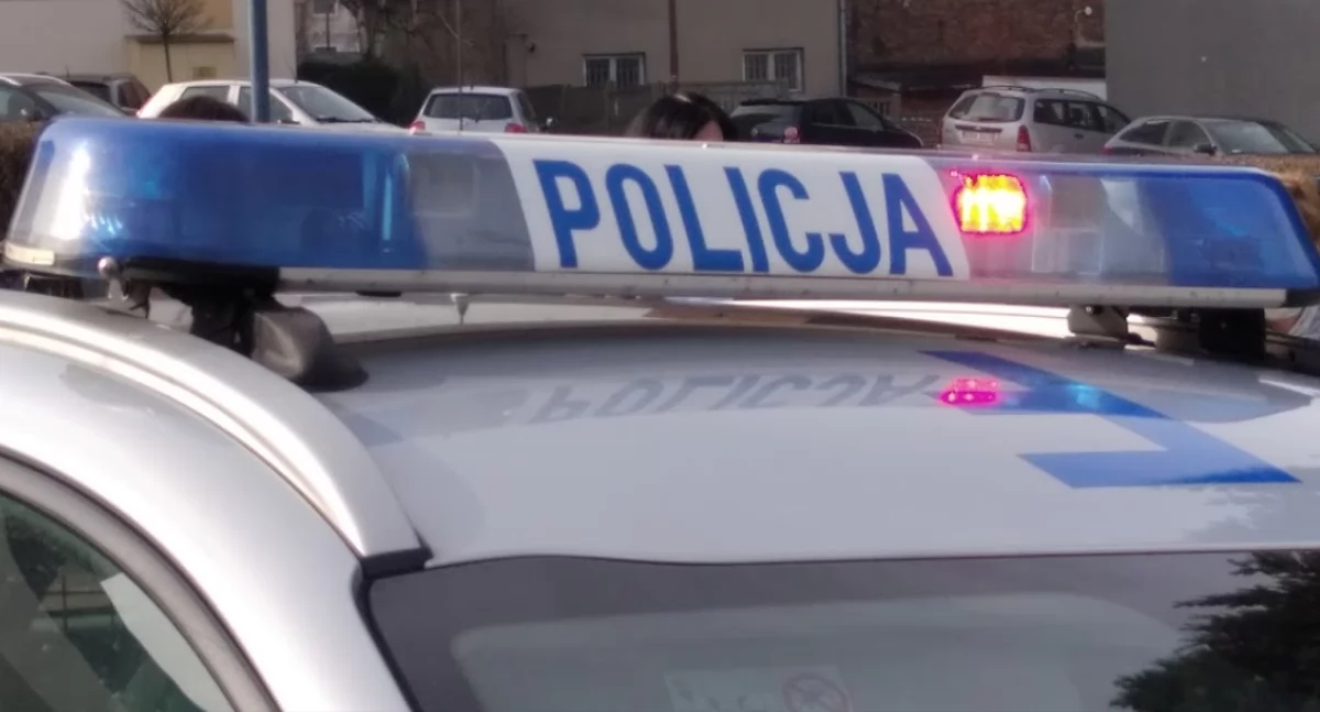 Policyjny pościg za Fiatem Stilo. Kierowca uciekł, w aucie zostawił pasażerkę