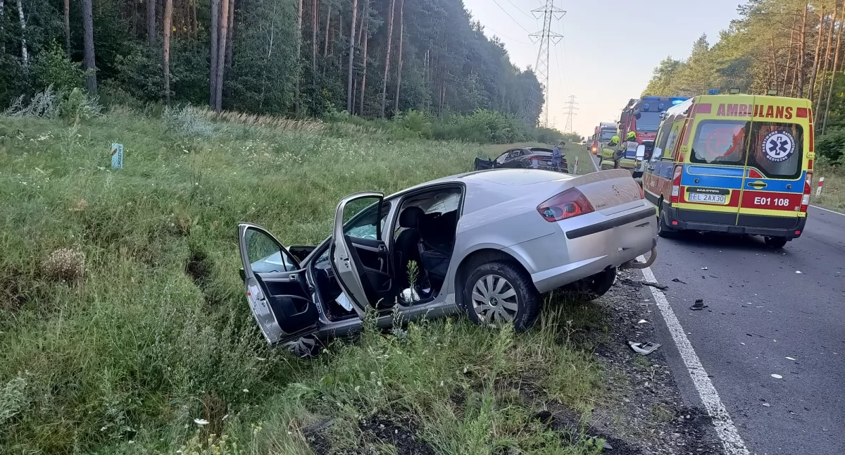Wypadek w Gałkowicach Nowych w gminie Kamieńsk. Zderzenie dwóch samochodów. Trzy poszkodowane osoby