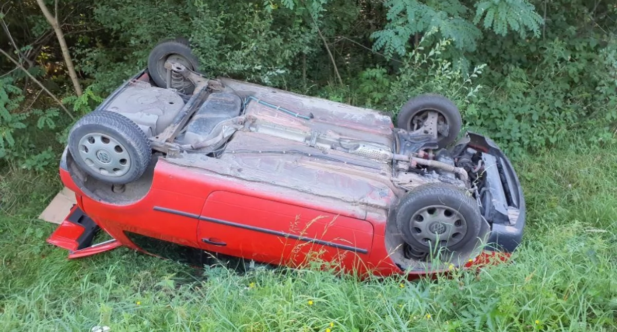Wypadek na drodze do Gidel. Volkswagen Lupo wpadł do rowu i dachował. Kierowca został odwieziony do szpitala