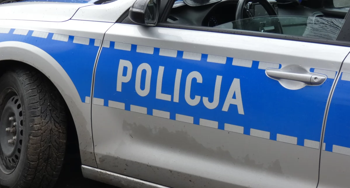 41-latek prowadził po pijanemu. Wydmuchał dwa i pół promila. Jakby tego było mało, wiózł swoją 11-letnią córkę