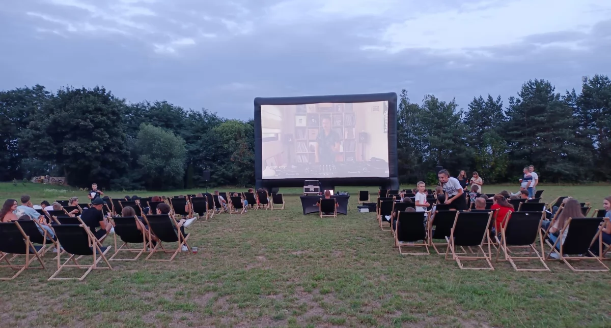 W gminie Wielgomłyny pojawiło się Kino Plenerowe na leżakach. Frekwencja była zaskakująca