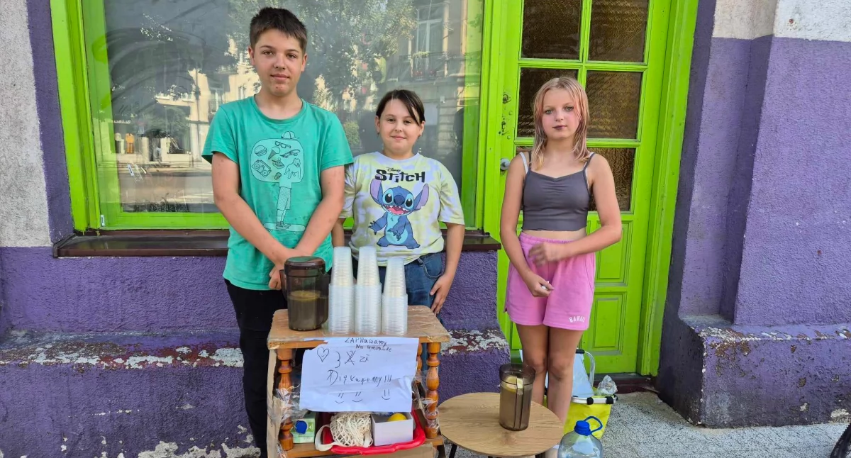 Starostwo chce nagrodzić trójkę przyjaciół sprzedającą lemoniadę. Zarobione pieniądze chcieli przeznaczyć na Kamila II