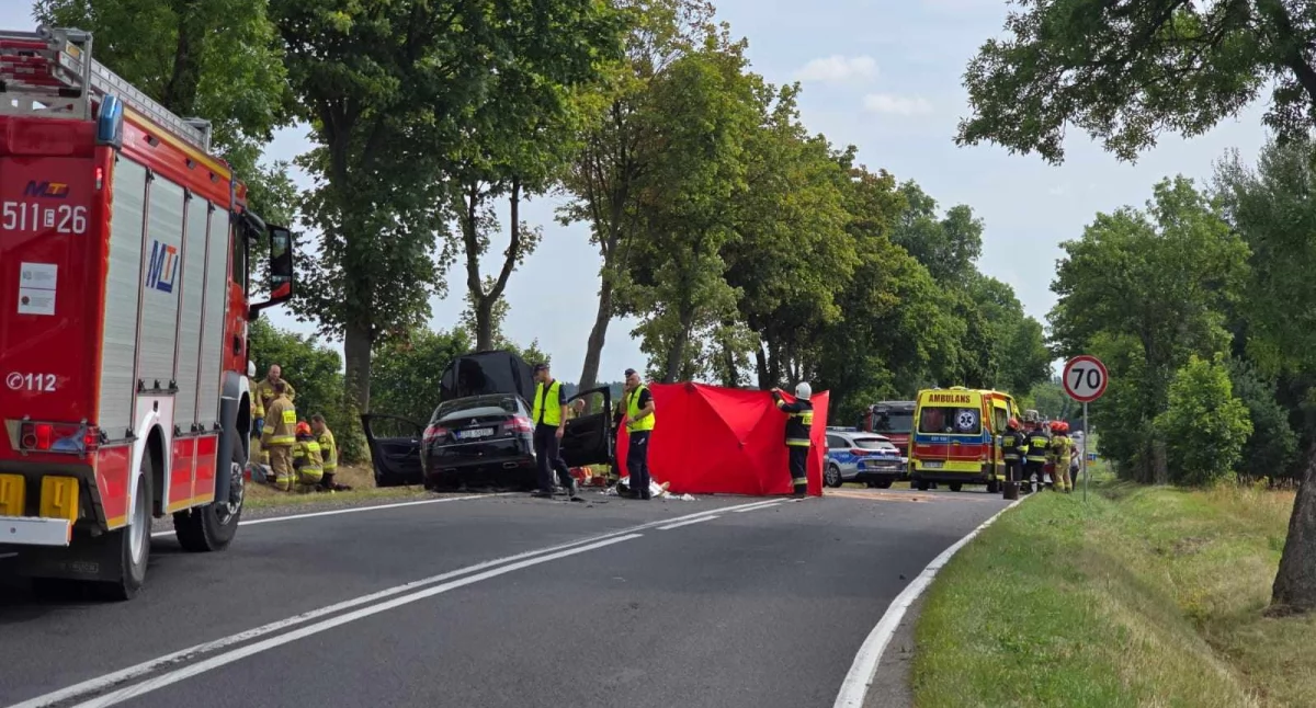 UWAGA! Wypadek Kodrębie. Są poszkodowani. Na miejsce wezwano helikopter Lotniczego Pogotowia Ratunkowego
