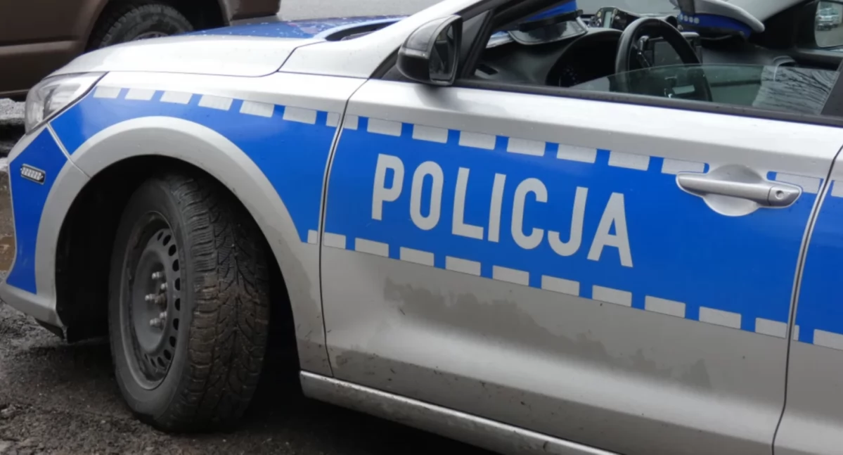 Pijana matka zajmowała się trójką małych dzieci. Policjanci przekazali dzieci pod opiekę trzeźwego ojca