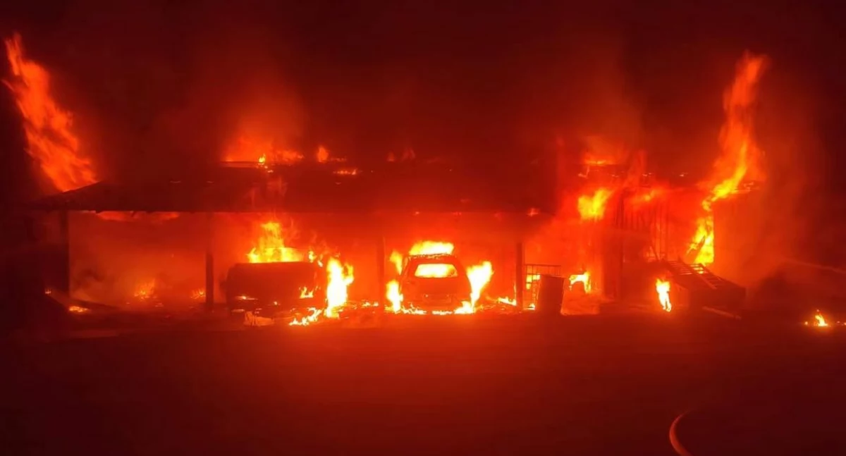 Pożar na Bloku Dobryszyce. Budynek całkowicie objęty ogniem. Jedna osoba poparzona