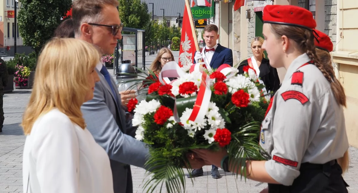 Kwiaty pod tablicą upamiętniającą Marszałka Piłsudskiego [obchody]