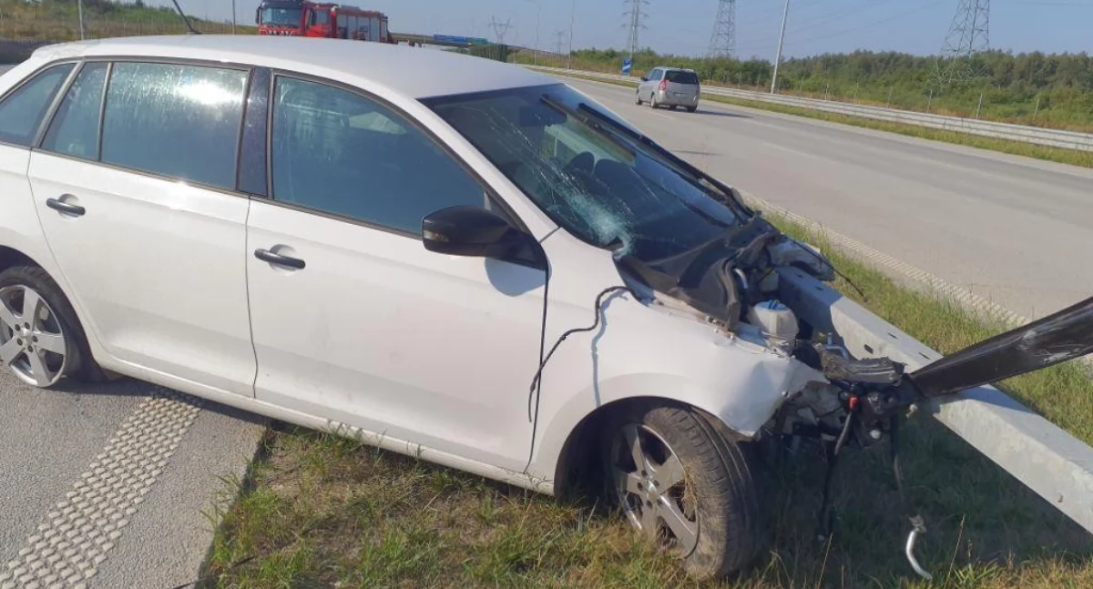 Autostrada A1. Samochód osobowy uderzył w bariery. Ruch w kierunku Gdańska tylko jednym pasem