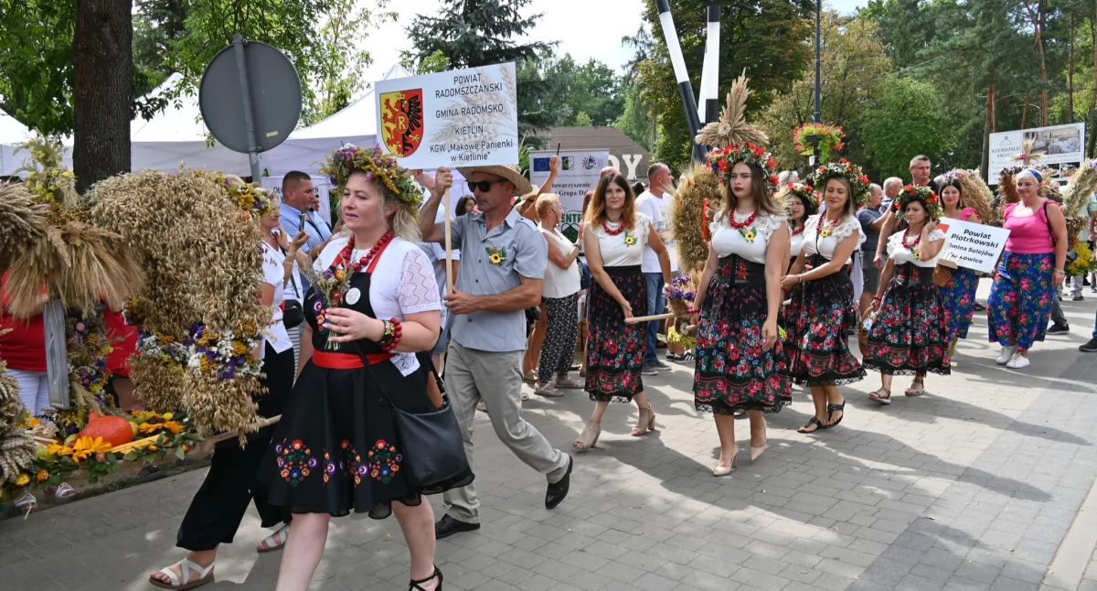 Powiat na dożynkach w Spale. Panie z KGW Wkoło Wojciechów zajęły drugie miejsce w Bitwie Regionów