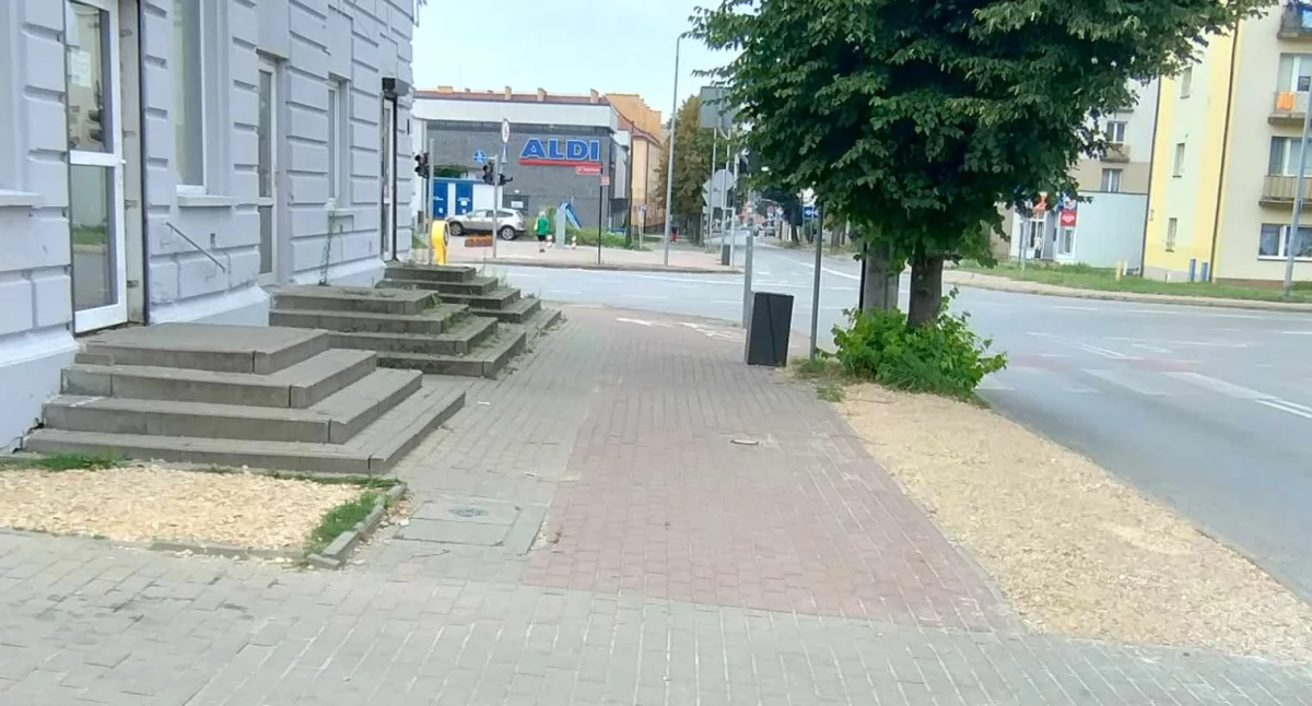 Czytelniczka: Im więcej zieleni tym chłodniej. Tymczasem na Wyszyńskiego zasypuje się nawet trawniki. Jakie to głupie...