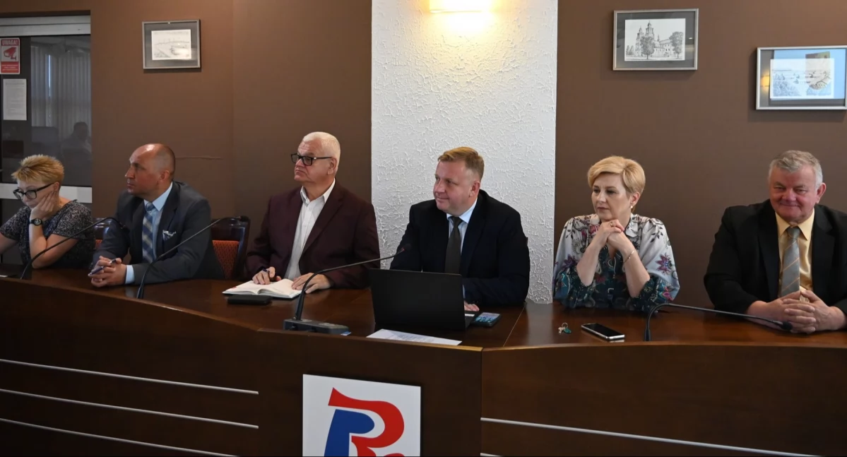 Sesja Rady Powiatu. Trzeba było podjąć uchwałę, ponieważ chodzi o pieniądze na remonty dróg