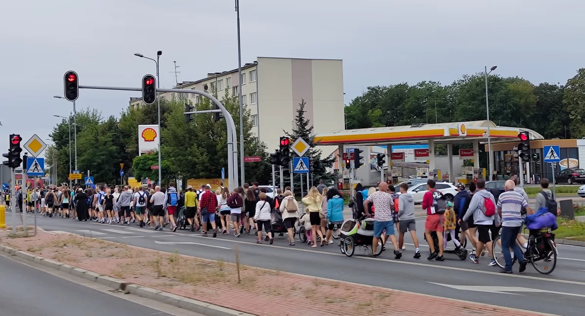 [WIDEO] Wierni z Pabianic przeszli przez Radomsko. Pielgrzymka radomszczan też ruszy w drogę na Jasną Górę