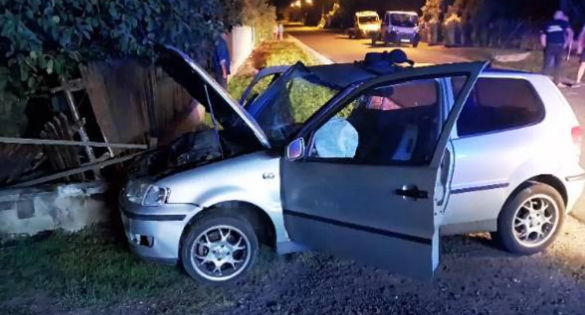 Wypadek w Babczowie. Volkswagen uderzył w betonowy płot. Za kierownicą 19-latek, na miejscu pasażera rok starszy kolega