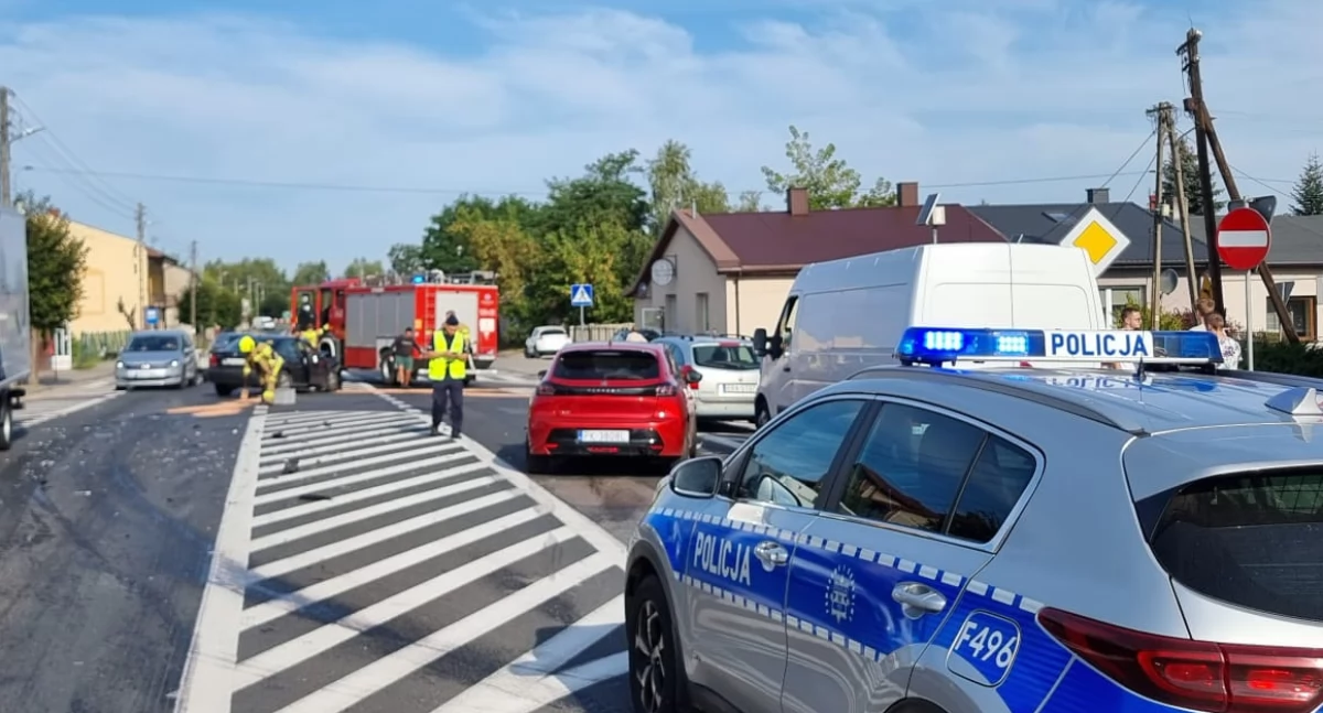 75-latek wyjeżdżał ze stacji paliw. Powinien przepuścić 20-latka, ale tego nie zrobił. Doszło do zderzenia
