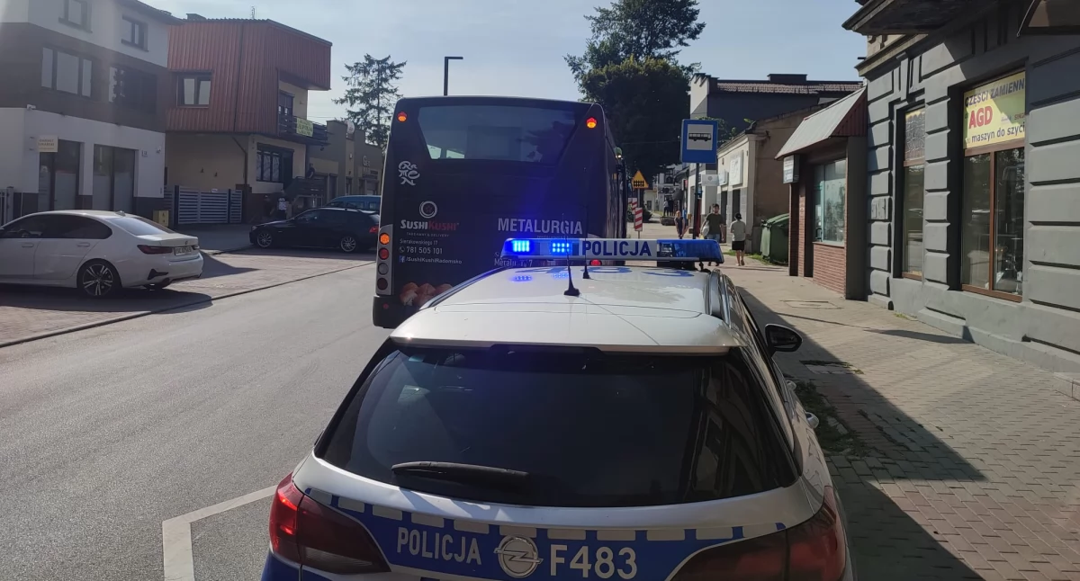 Kierowca autobusu MPK zahamował przed przejściem. Jedna z pasażerek upadła. Została odwieziona do szpitala