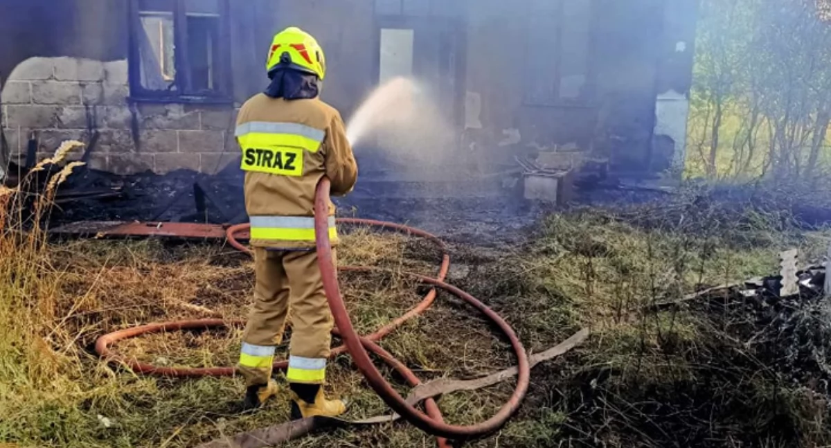 Strażacy z OSP Kamieńsk wezwani do pożaru w miejscowości Koźniewice. Palił się opuszczony dom