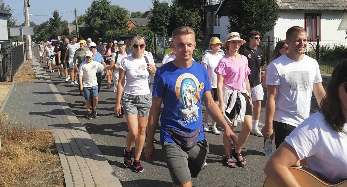[ZDJĘCIA] W drodze na Jasną Górę. Pielgrzymi z Radomska wyruszyli wcześnie rano 