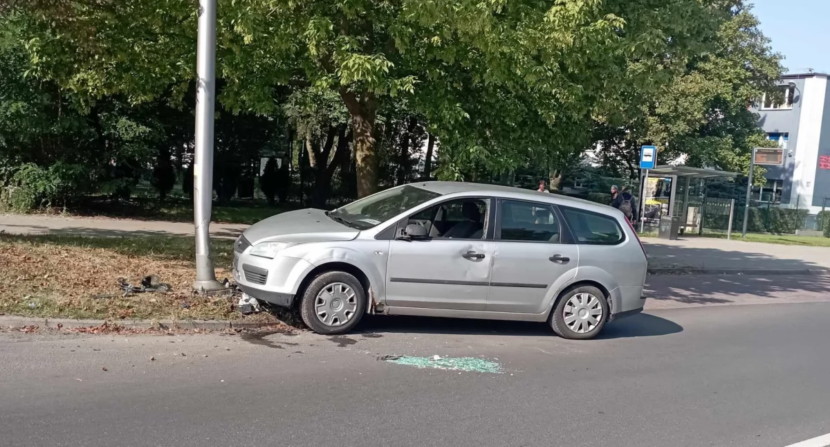 37-latek wjechał Fordem w latarnię. Wysiadł i... sobie poszedł. Co powiedział policjantom?