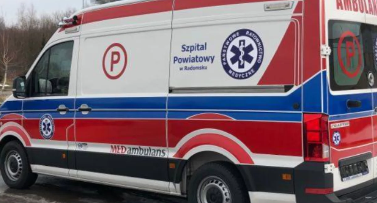 77-latek przewrócił się w swoim mieszkaniu. Żona wezwała pogotowie, pogotowie strażaków