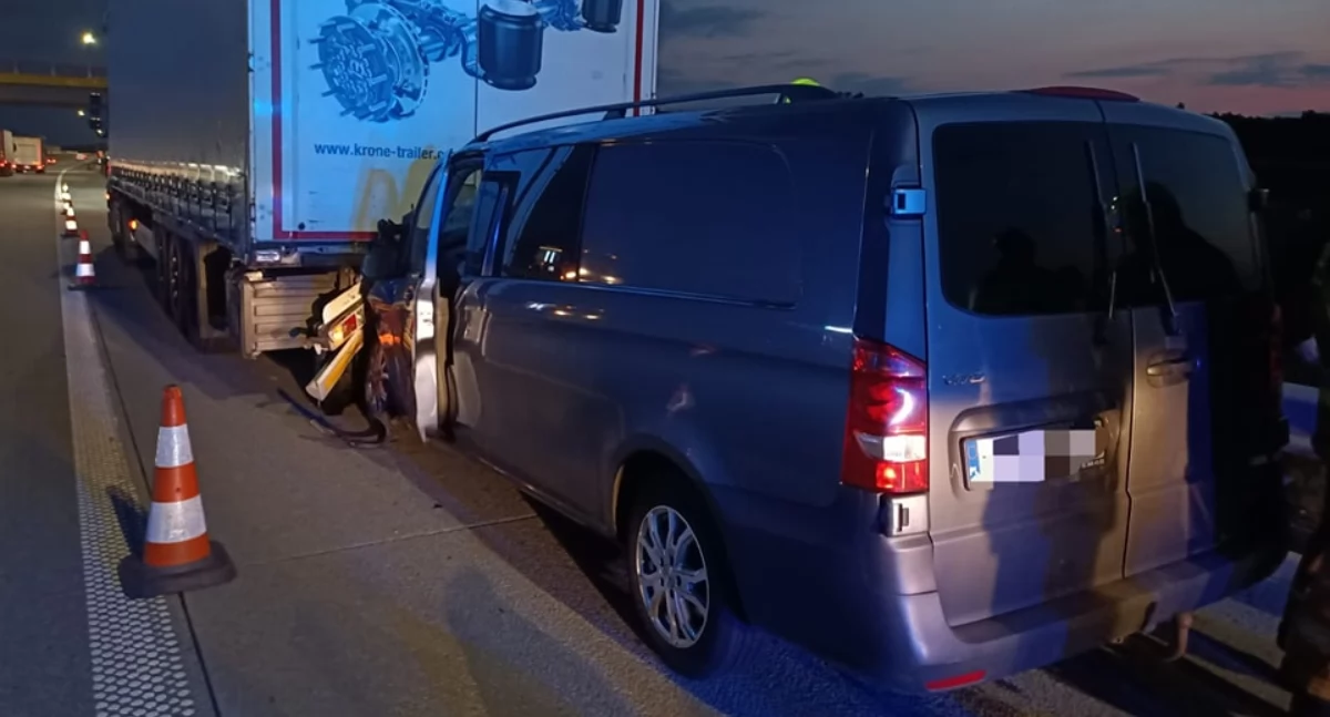 Wypadek na A1. 67-letni mężczyzna zasnął za kierownicą Mercedesa. Przed nim jechała ciężarówka