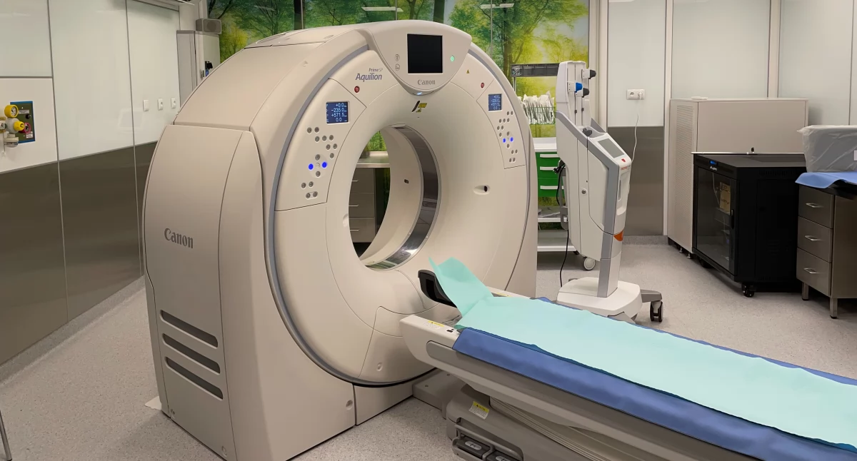 Szpital Powiatowy informuje, że ma nowy tomograf komputerowy. Taki z AI