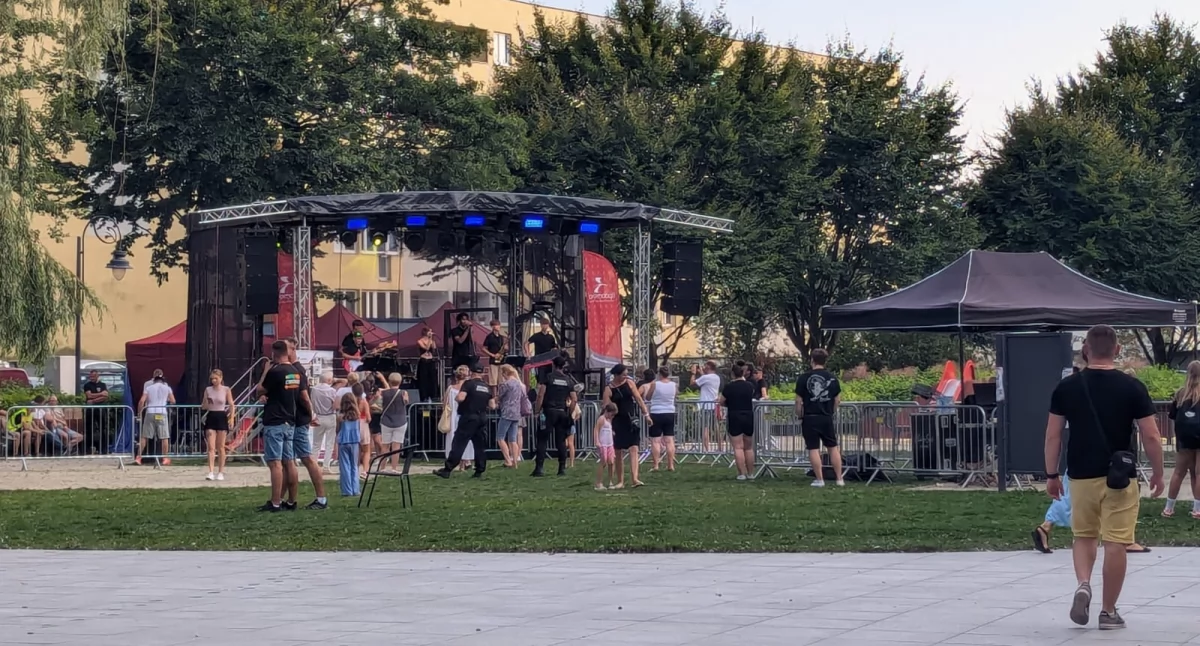 Letnie Granie w parku Świętojańskim na zakończenie wakacji. Gwiazdą był raper Sarius