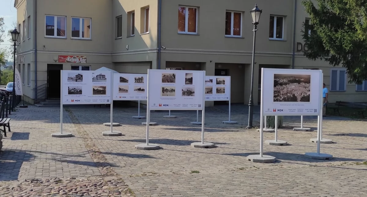 Plenerowa wystawa na przedborskim rynku. Zdjęcia zniszczonego w 1939 roku Przedborza