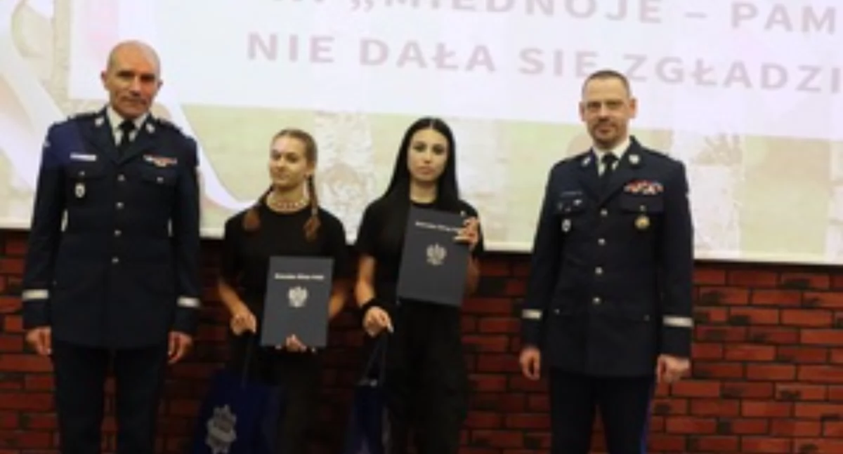 Oliwia Łysiak, Wiktoria Borowik i Kinga Kątna nagrodzone w ogólnopolskim konkursie dla klas mundurowych