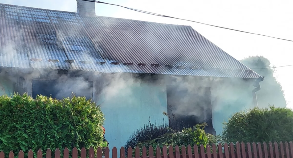 Pożar domu w miejscowości Zuzowy. Właściciel ma poparzone ręce. Ogień strażacy gasili kilka godzin