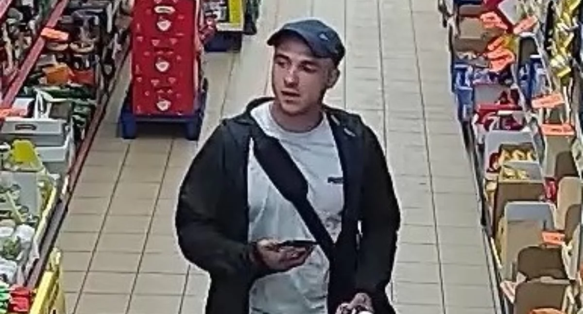 Policja szuka dwóch mężczyzn, którzy z jednej z radomszczańskich Biedronek skradli alkohol. Dużo alkoholu