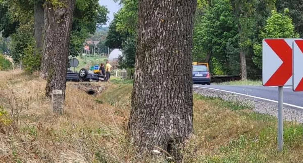 Wypadek w okolicy Kodreba. Samochód dachował. Służby ratunkowe już działają