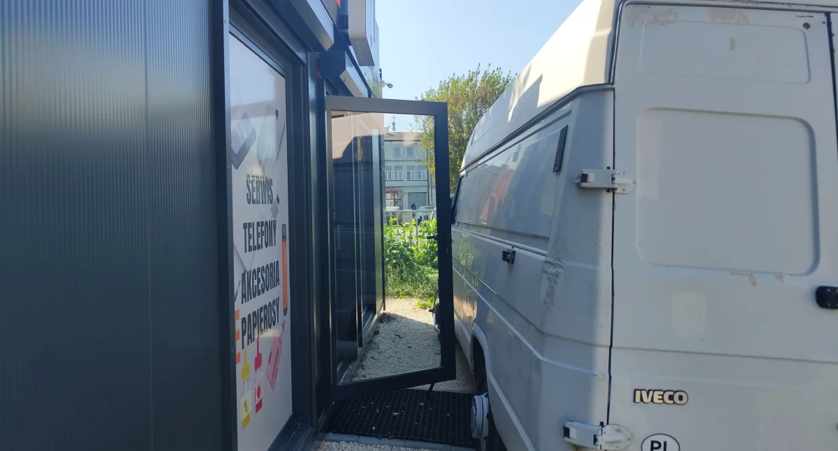 Konflikt  o kontener: Skoro nie da się rozmawiać, skonsultował się z policją i zaparkował przed wejściem busa
