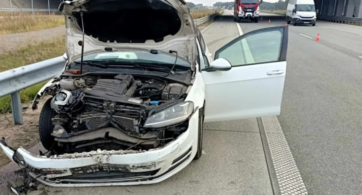 Autostrada A1. 22-latek zasnął za kierownicą Toyoty. Uderzył w tył jadącego przed nim Fiata