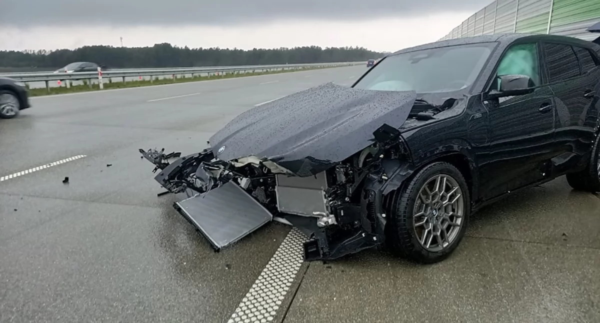 43-letni kierowca BMW wjechał w bariery energochłonne na autostradzie A1. Wiózł pasażerkę