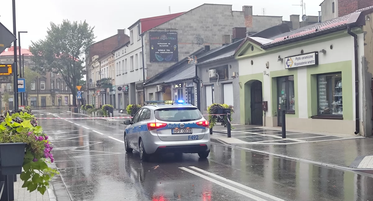 [ZDJĘCIA, WIDEO] Ulewny deszcz ma swoje skutki. Policja zamknęła część ulicy Reymonta dla ruchu
