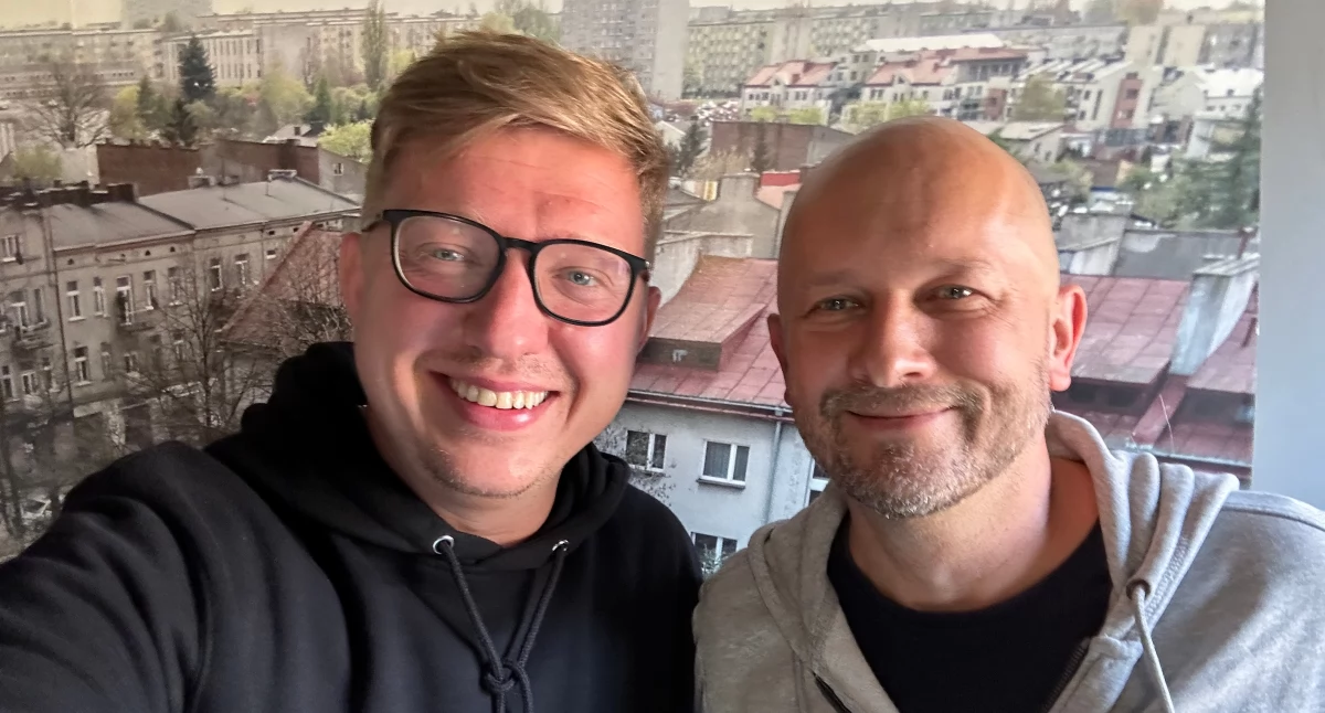 Z jednej strony kontener, z drugiej bus. A pośrodku? Sprawa wcale nie jest oczywista [posłuchaj podcastu Dwaj Panowie AA]