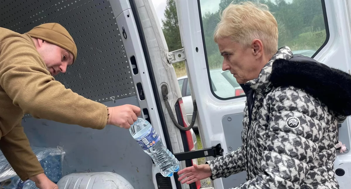 [WIDEO] Radomszczanin Piotr Kaszuwara załadował busa wodą. I pojechał rozdać ją mieszkańcom zalanego Lądka Zdroju