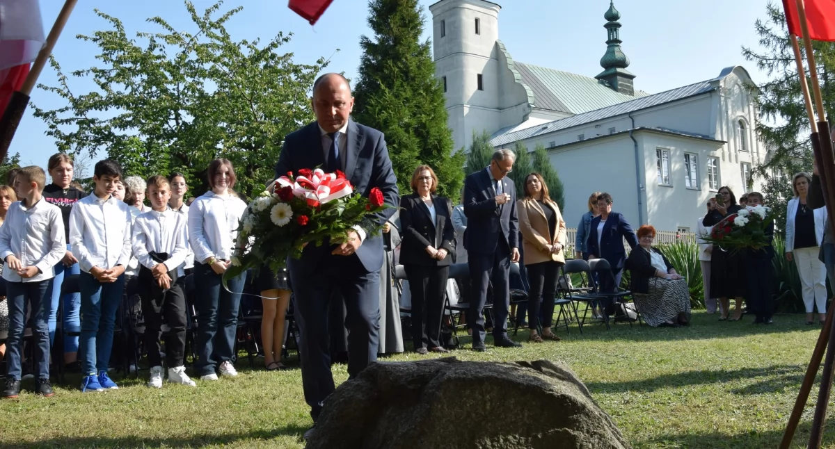 Miejskie obchody 85. rocznicy napaści ZSRR na Polskę. Uroczystość w ogrodzie klasztornym