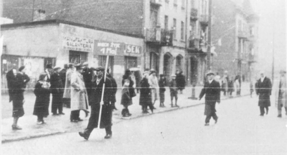 Ogółem oddano kilkaset strzałów. Szereg kul utkwił w murach budynku [Historia Gazetą pisana] 