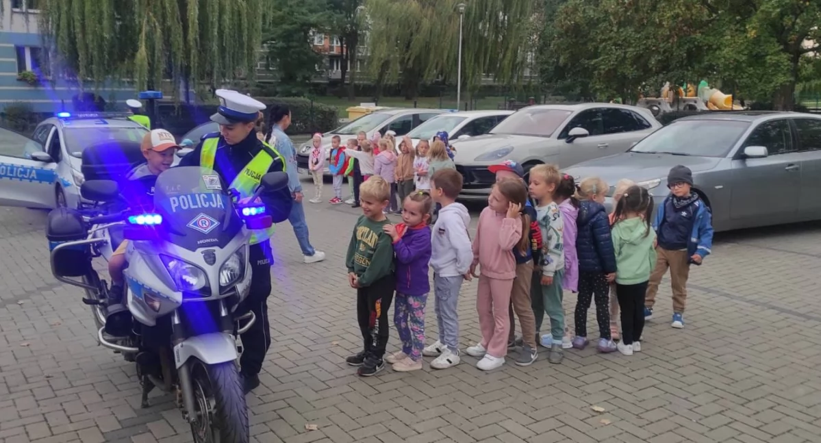 Policjanci z wizytą i przedszkolaków z Dziesiątki. Było o bezpieczeństwie i było przemierzanie policyjnej czapki