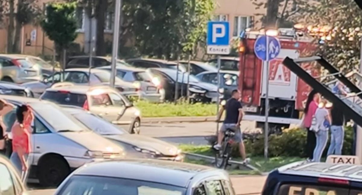Sąsiad poczuł swąd i wezwał strażaków. Przyjechały trzy zastępy 