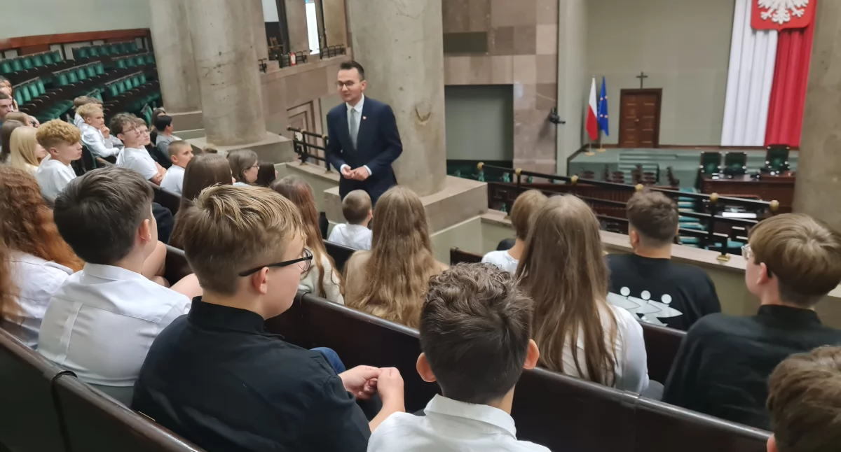 [ZDJĘCIA] Młodzież z gminy Dobryszyce była na wycieczce w Warszawie. Edukacja historyczna i obywatelska