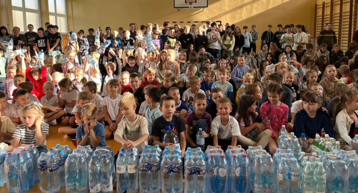 [ZDJĘCIA, WIDEO] Uczniowie Jedynki pomagają powodzianom.  Na południe pojedzie zebrana przez nich woda. Dla uczniów to także wyjątkowa lekcja