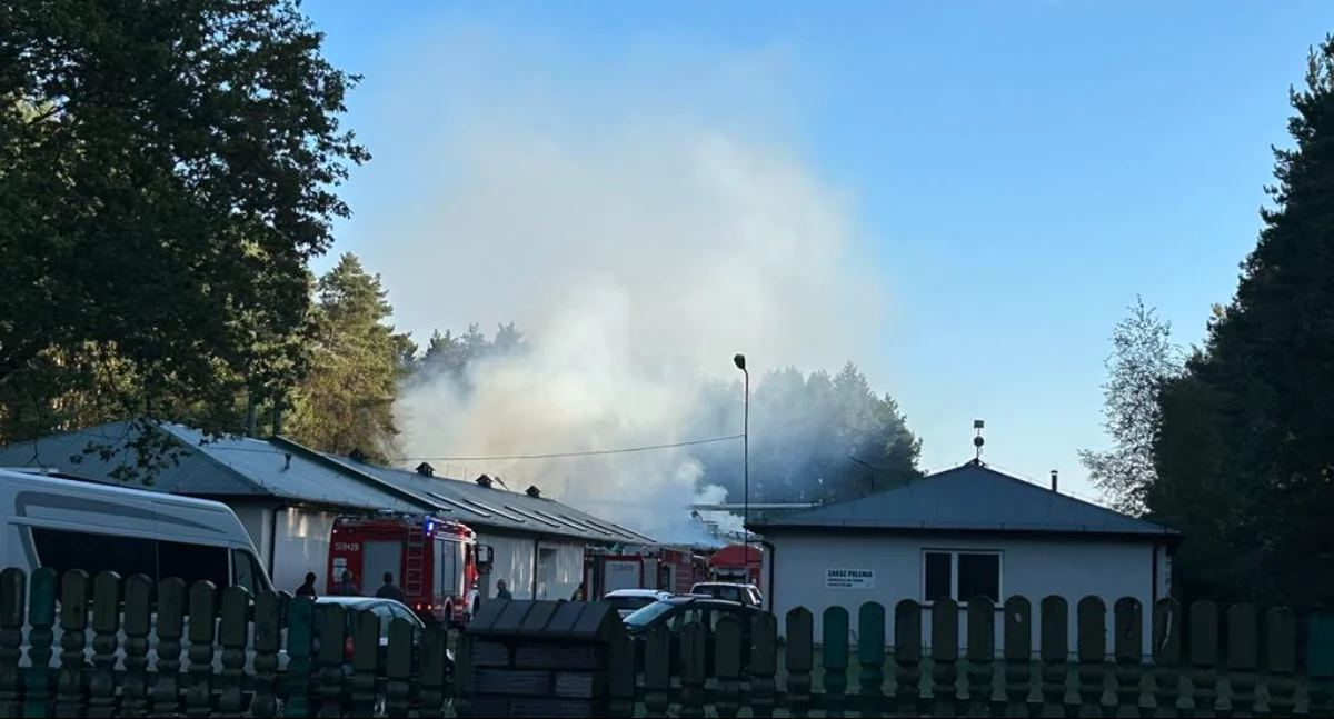 Pożar zakładu stolarskiego przy ulicy Spacerowej. Z ogniem walczy dziesięć jednostek straży pożarnej
