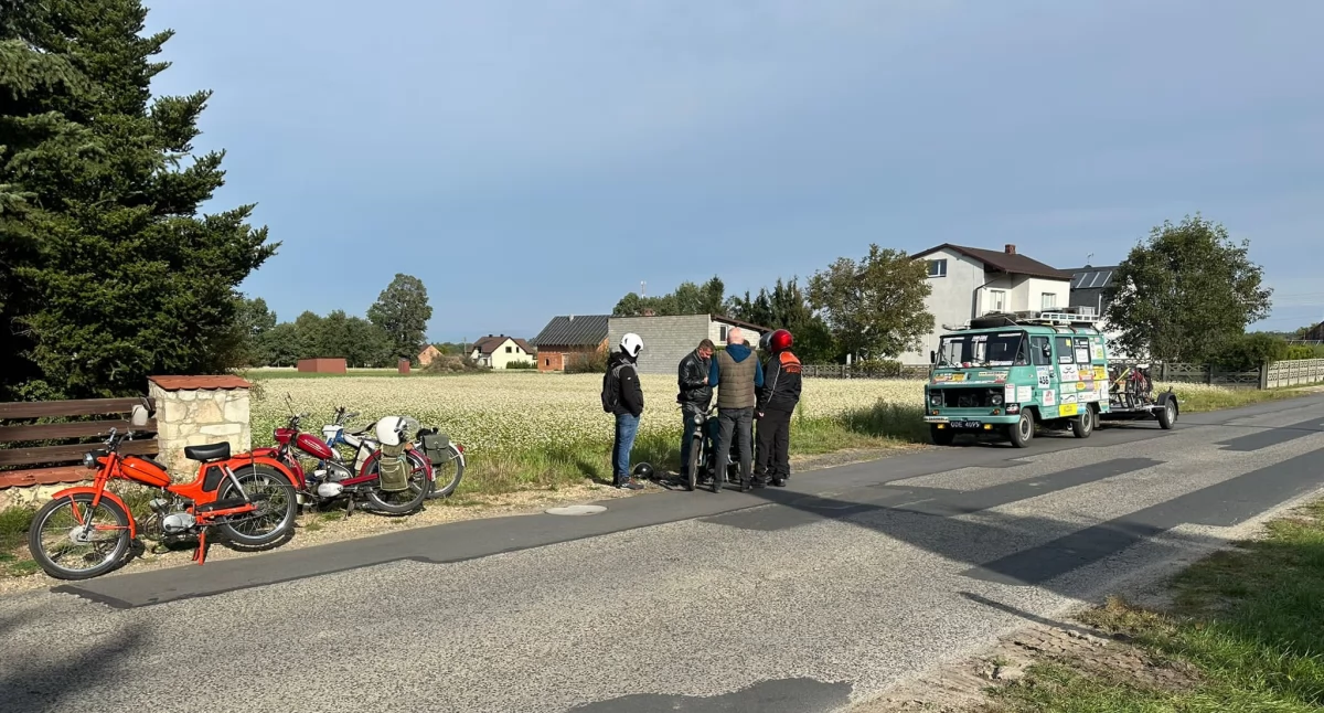 [WIDEO] Komarem przez Polskę, czyli miłośnicy jazdy na kultowym motocyklu w drodze do Pragi