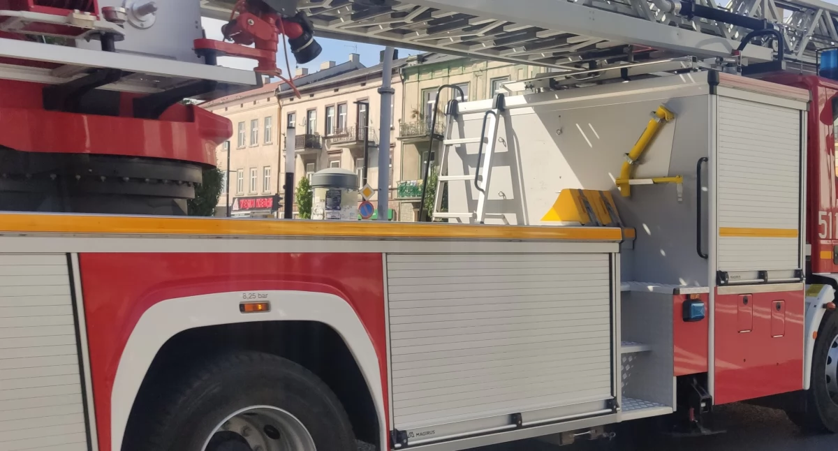 Policja szuka nocnego podpalacza. Strażacy gasili dwa pożary w blokach przy Piastowskiej