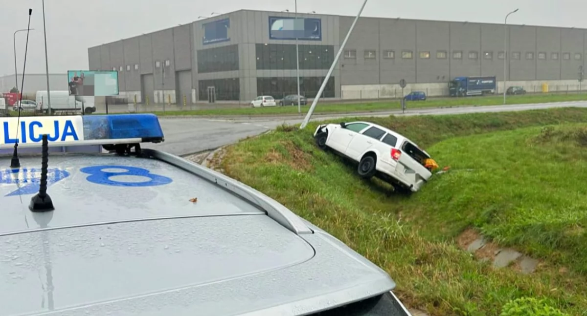 Uwaga! Kolizja w strefie ekonomicznej. Policjanci ustalają, dlaczego kierowca samochodu osobowego zjechał z drogi