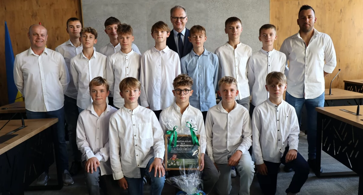 Chłopcy z rocznika 2011 RAP Radomsko zajęli drugie miejsce. Teraz odebrali gratulacje od prezydenta