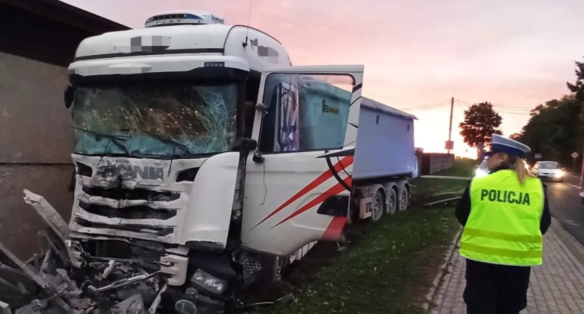 Zderzenie Mercedesa ze Scanią w Silniczce. 43-letni sprawca na chwilę zasnął za kierownicą 
